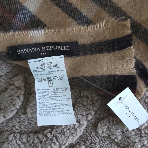 Banana Republic Tan and Black Plaid Scarf - Picture 4 of 5